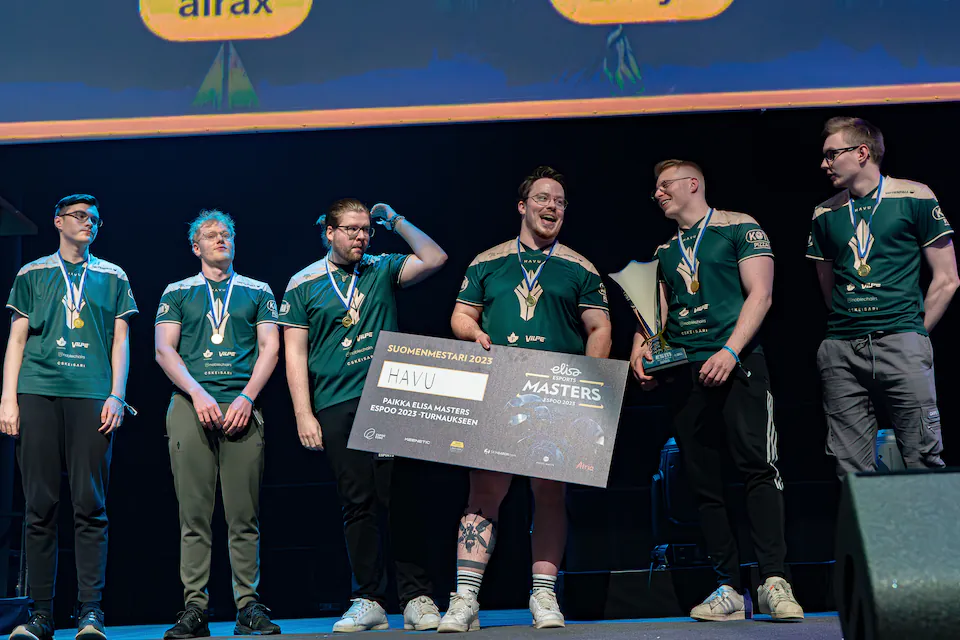 Suomen mestaruuden voittanut esports-joukkue palkintokorokkeella mitalit kaulassa