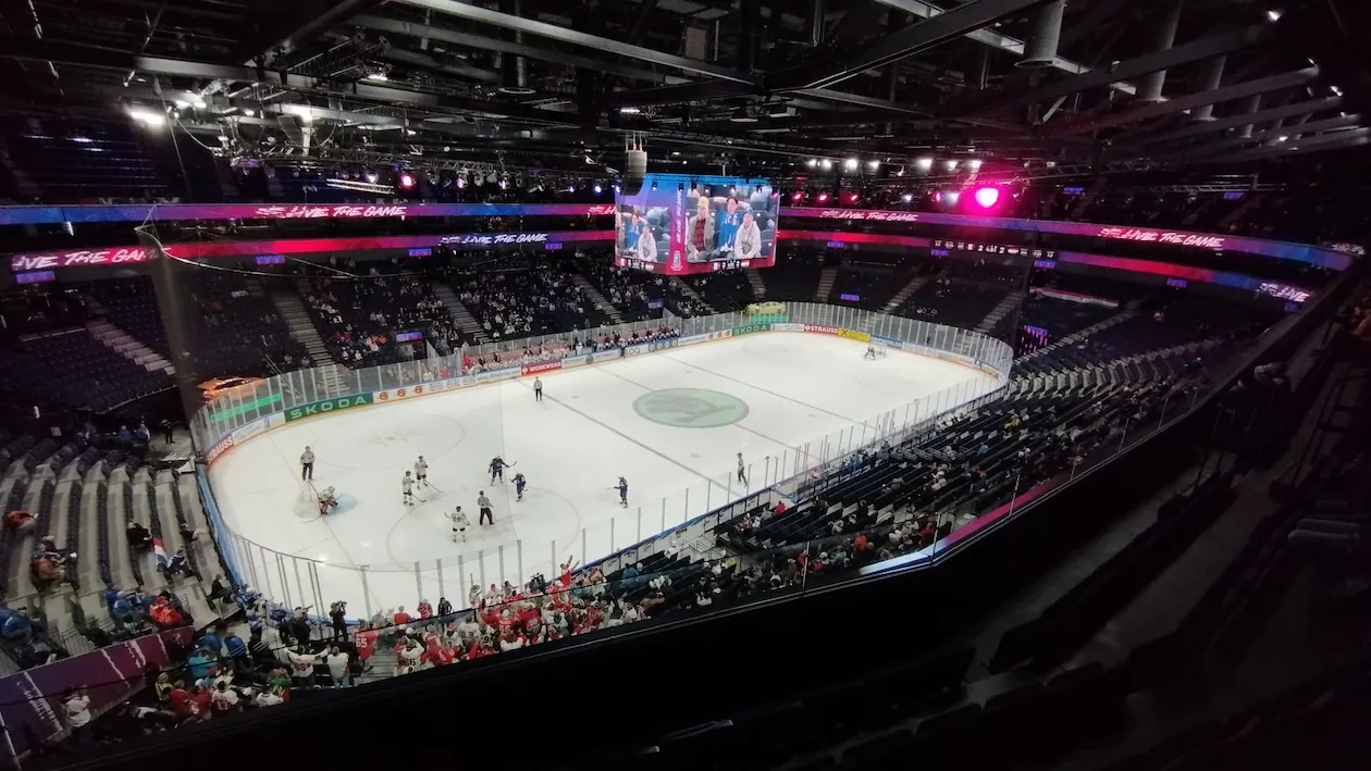 Nokia Arenan kaukalo ja täydet katsomot ottelun aikana yläparvelta